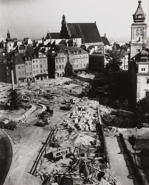 Prace archeologiczne na remontowanym placu Zamkowym, widok z wieży kościoła św. Anny