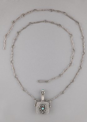 Wisiorek w kształcie płaskiej buteleczki, z turkusem