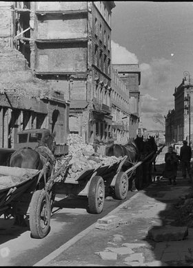 Porządkowanie zniszczonej ulicy Mazowieckiej, ujęcie w kierunku północnym