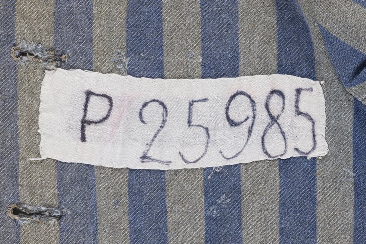 Pasiak - bluza obozowa z KL Auschwitz z numerem obozowym P 25985 harcerki Szarych Szeregów Urszuli Głowackiej ps. Urka