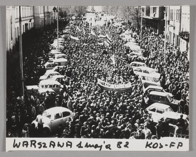 Marsz członków NSZZ "SOLIDARNOŚĆ" ulicami Warszawy w dn. 1 maja 1982 r.