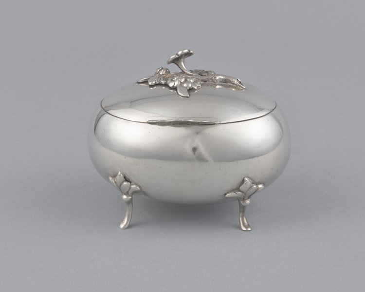 Cukiernica owalna z gałązką kwiatową