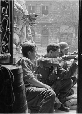 Powstańcy na stanowisku w bramie kamienicy w Alejach Jerozolimskich 22