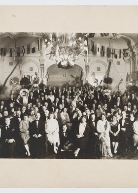 Uczestnicy balu w siedzibie Warszawskiego Towarzystwa Wioślarskiego