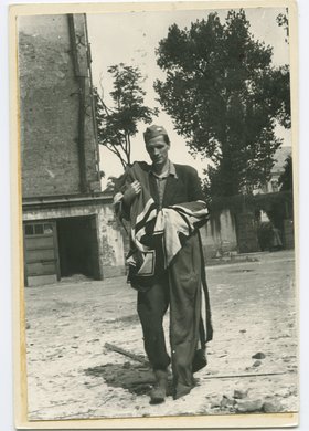 Powstaniec z niemiecka flagą zdobytą w Komendzie Policji