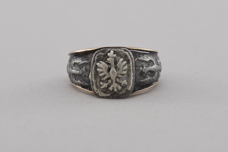 Pierścień w formie sygnetu z Orłem