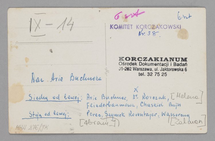 Fotografia przedstawiająca Janusza Korczaka (Henryka Goldszmita) z personelem filii Domu Sierot Różyczka (Gocławek)