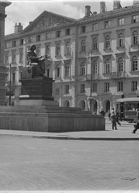 Pomnik Mikołaja Kopernika przed pałacem Staszica