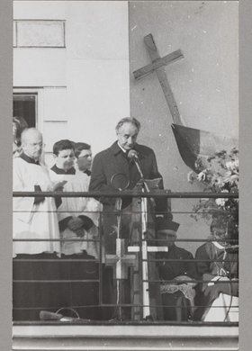 Pogrzeb bł. ks. Jerzego Popiełuszki - aktor Andrzej Szczepkowski, przemawiający na balkonie kościoła p.w. św. Stanisława Kostki w Warszawie oraz księża stojący za nim