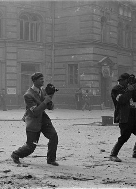 Operatorzy filmowi podczas dokumentowania pożarów na ulicy Jasnej