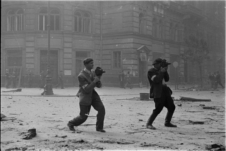 Operatorzy filmowi podczas dokumentowania pożarów na ulicy Jasnej