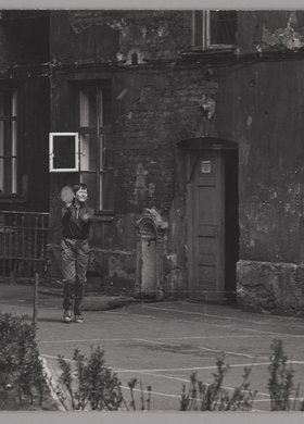 Chłopiec w trakcie zabawy na podwórzu kamienicy przy ulicy Stalowej 50