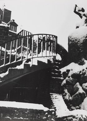 Pomnik Syreny na murach obronnych zimą