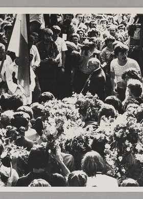 Pogrzeb Grzegorza Przemyka - tłum ludzi zgromadzony wokół grobu na Cmentarzu Powązkowskim, który został przykryty kwiatami i wiązankami