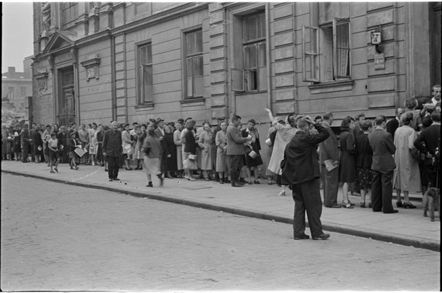 Kolejka ludności cywilnej pod domem Zgromadzenia Sióstr Miłosierdzia św. Wincentego a Paulo