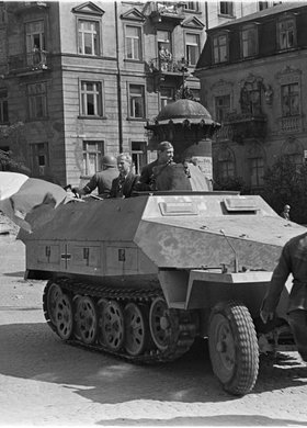 Powstańcy w zdobytym transporterze na ulicy Mikołaj Kopernika