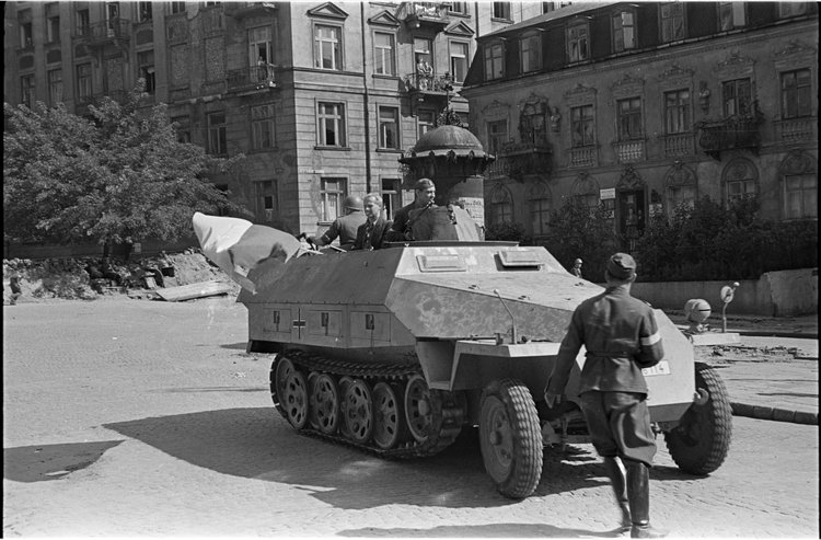 Powstańcy w zdobytym transporterze na ulicy Mikołaj Kopernika