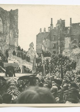 Widok uroczystej procesji z okazji przeniesienia figury Jezusa do katedry św. Jana Chrzciciela