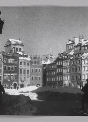 Rynek Starego Miasta zimą, widok na kamienice strony Dekerta i Barssa