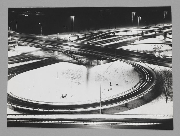 Fragment Trasy Łazienkowskiej nocą