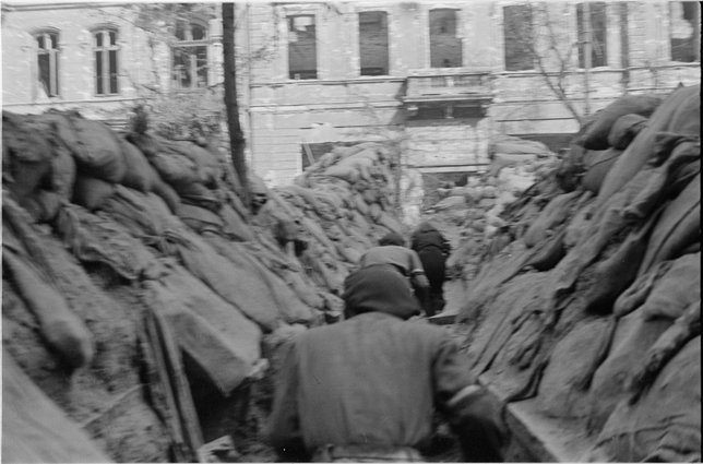 Powstańcy przechodzący przekopem przez Aleje Jerozolimskie