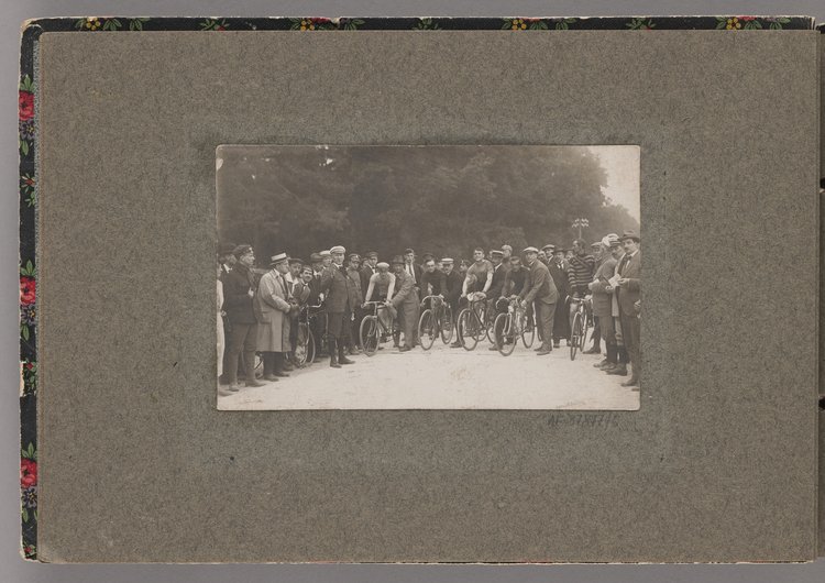 Album z fotografiami cyklistów na Dynasach