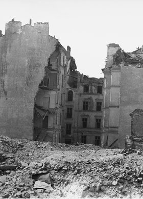 Zniszczona kamienica przy ulicy Siennej 17