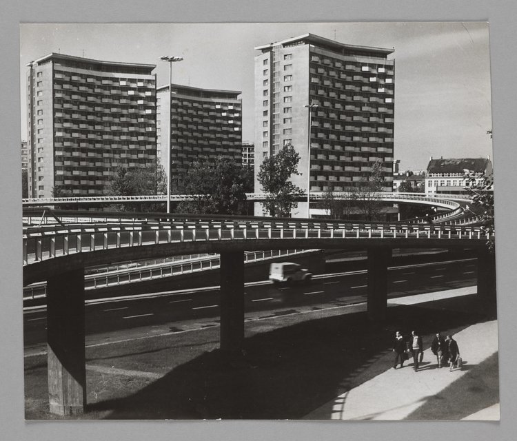 Fragment Trasy Łazienkowskiej i osiedla "Torwar"