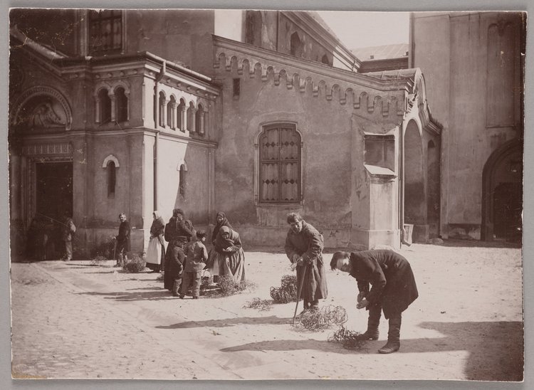 Sprzedaż cierni w Wielką Sobotę przed kościołem Nawiedzenia Najświętszej Marii Panny na Nowym Mieście