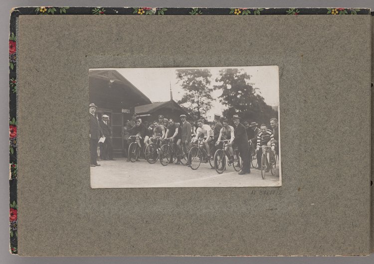 Album z fotografiami cyklistów na Dynasach