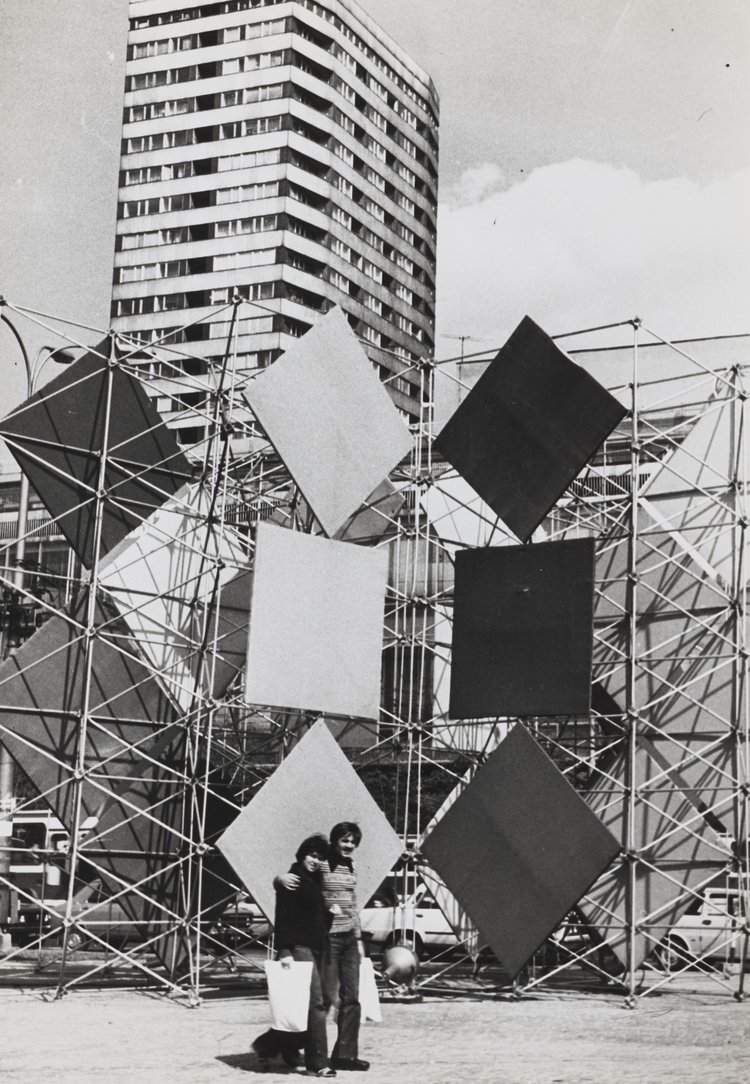 Fragment ołtarza przed Pałacem Kultury i Nauki wybudowanego z okazji III pielgrzymki Jana Pawła II do Polski