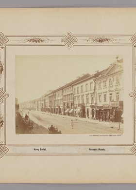 Widok ulicy Nowy Świat i witryny zakładu fotograficznego Konrada Brandla