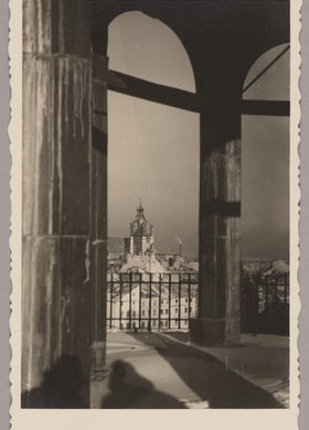 Widok na szczyt katedry św. Jana z dzwonnicy kościoła św. Anny