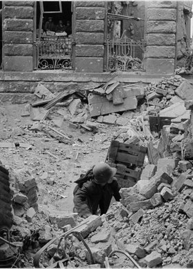 Powstańcy w ruinach gmachu Poczty Głównej