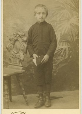 Portret nieznanego chłopca z książką