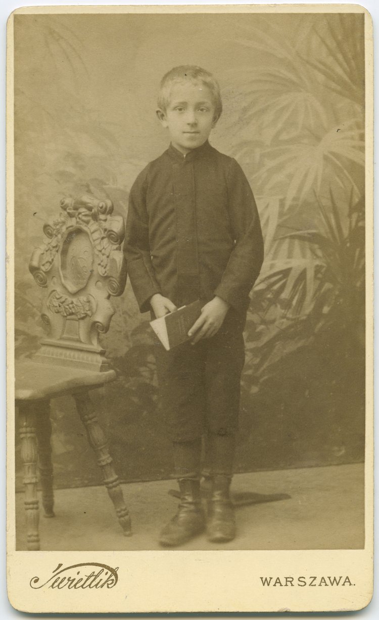 Portret nieznanego chłopca z książką