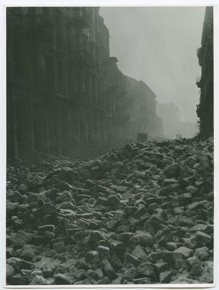 Ulica Przechodnia zasypana gruzami