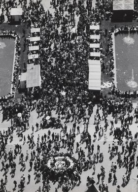 Widok z Pałacu Kultury i Nauki na plac pomiędzy pałacem a Alejami Jerozolimskimi