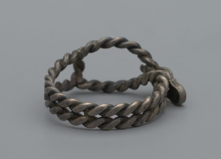 Pierścionek z kłódeczką