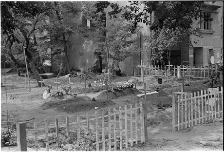 Cmentarz powstańczy w ogrodzie przy Mazowieckiej 9