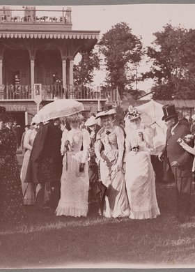 Publiczność podczas wyścigów konnych na Polu Mokotowskim