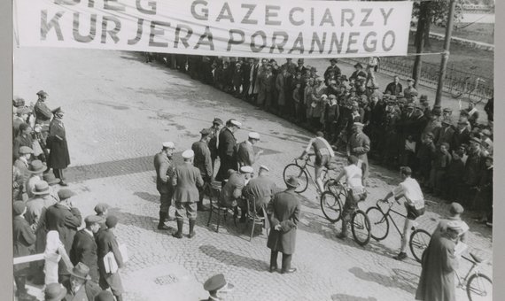 Wyścig rowerowy gazeciarzy sprzed siedziby "Kuriera Porannego" na placu Dąbrowskiego