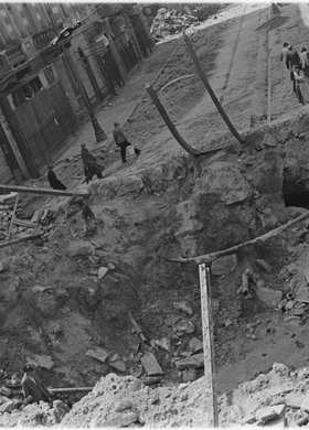 Lej po wybuchu bomby na skrzyżowaniu ulic Złotej i Zielnej