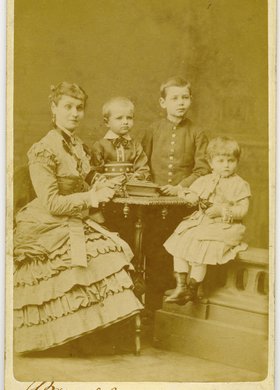 Portret kobiety z trojgiem dzieci