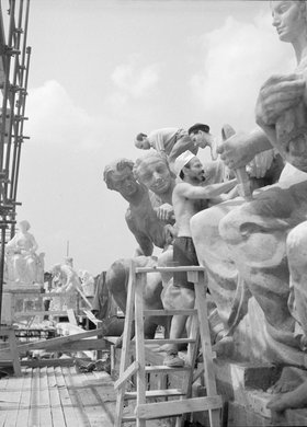 Budowa Marszałkowskiej Dzielnicy Mieszkaniowej, prace wykończeniowe przy grupach rzeźb zdobiących budynki