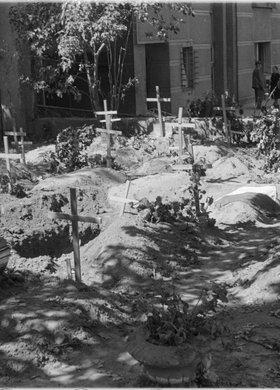 Cmentarz powstańczy w ogrodzie przy Mazowieckiej 9