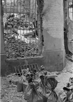 Budowa stanowiska strzeleckiego w ruinach pałacu Blocha