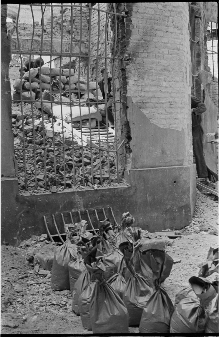 Budowa stanowiska strzeleckiego w ruinach pałacu Blocha