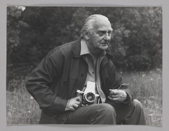 Portrait of Edward Hartwig with a photo camera