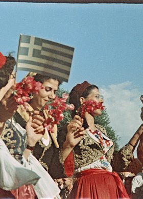 Uczestniczki V Światowego Festiwalu Młodzieży i Studentów podczas pochodu w Alejach Ujazdowskich